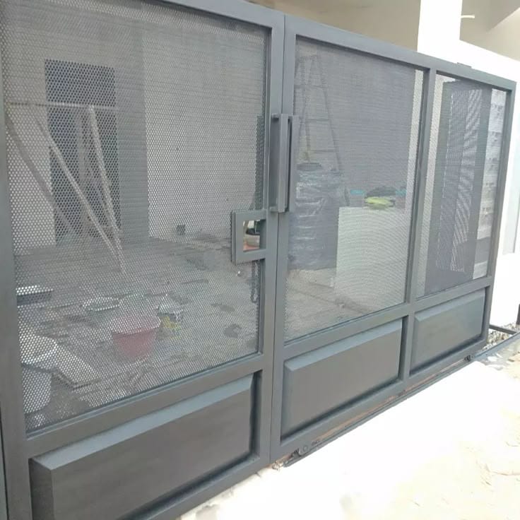 Pintu besi/ gerbang